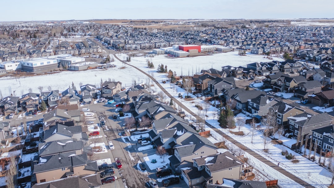 0246571e5d97401998d8c05fa05890d4 Snow-covered residential area with houses and streets