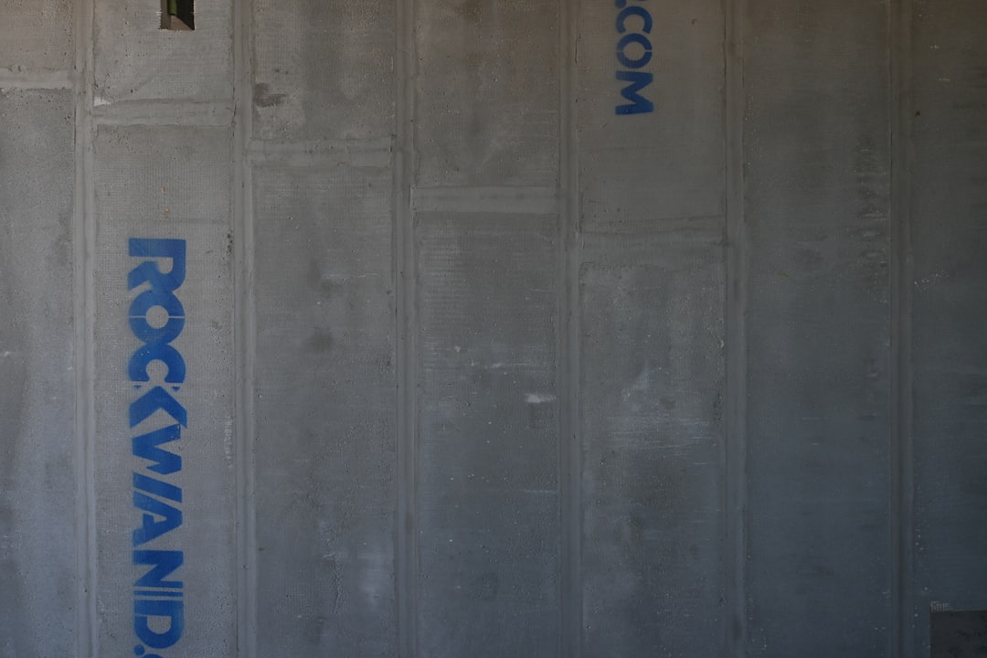 04ac7b96dfd247bc9e577c1c505d7c2e Gray wall displays blue text.