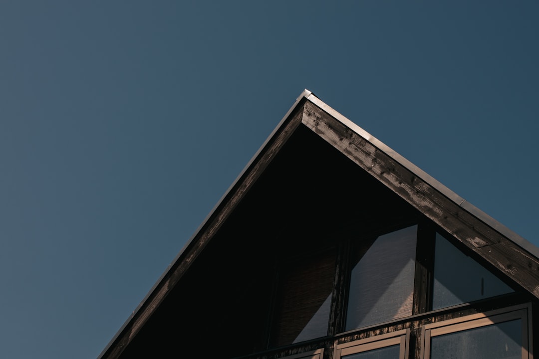 087a105704a04568829e4e10521706b6 the top of a building with a sky background