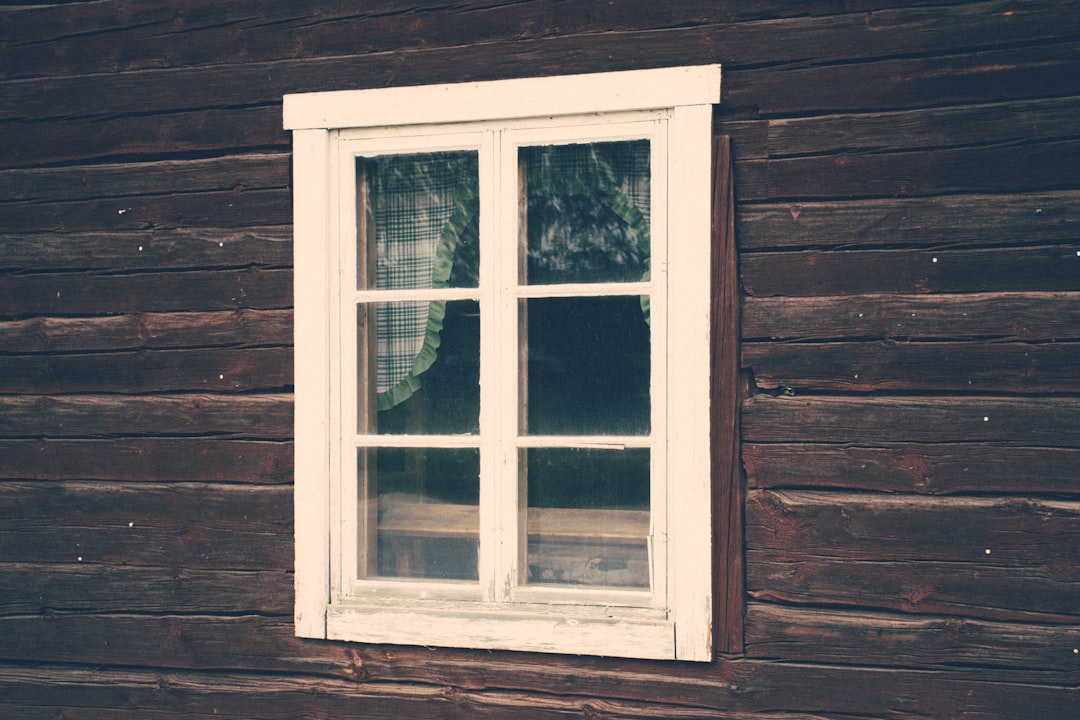 1427302b82794b1a8b448fd3a7979086 white framed window on brown wall