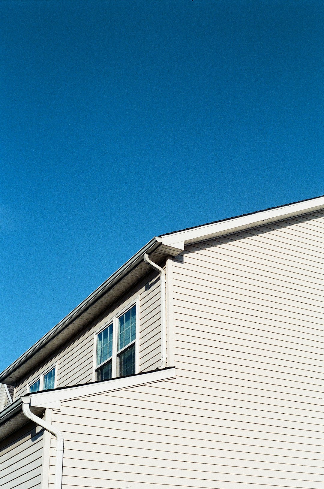 192bdc8fcd844c93b1087b7663557890 white wooden house under blue sky during daytime