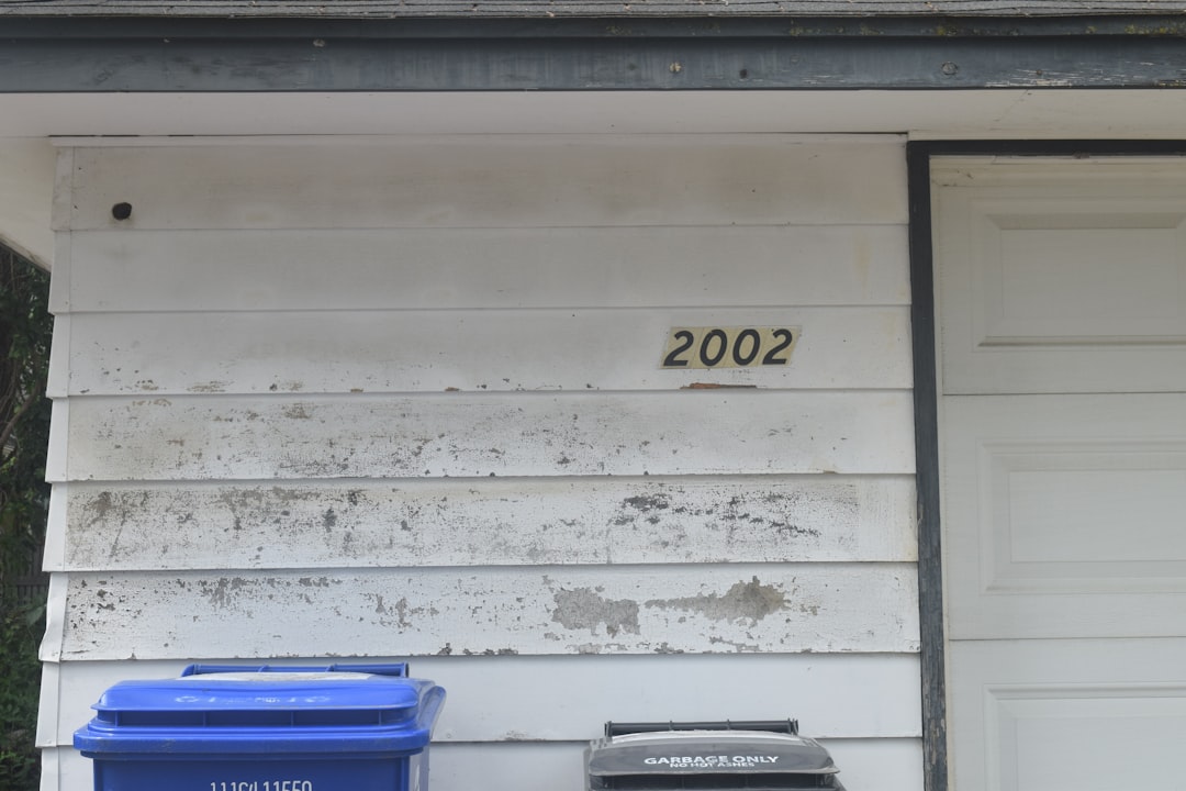 22b6f4d992eb4b6cb41cfb909d725229 a white building with a sign on it