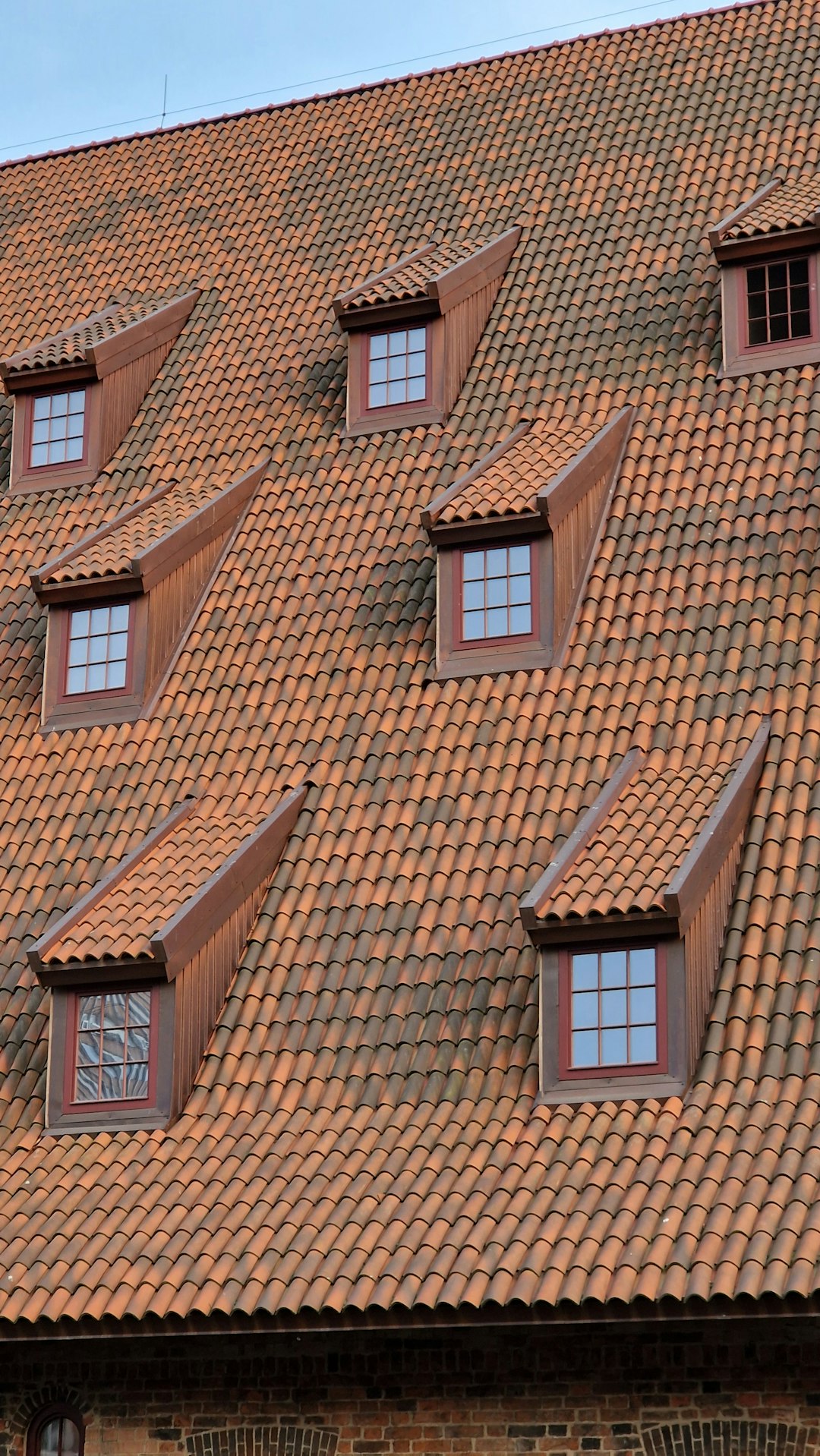28c1a27de57c43d3bd21d8e00fedf47f a clock on the side of a brick building