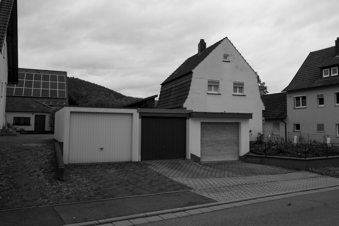 325bd5f346ca4c569a159acbb6f52982 Two garages attached to a house with solar panels