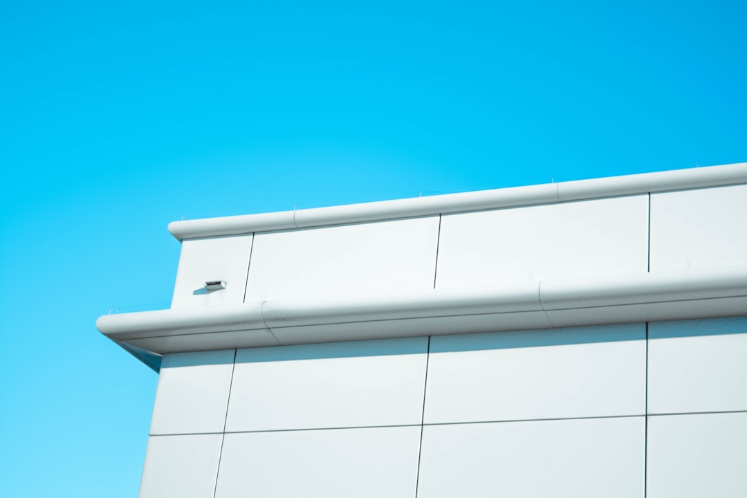 38c3d0d99d0d4aaeba1fe1be7128a0f5 white concrete building during daytime