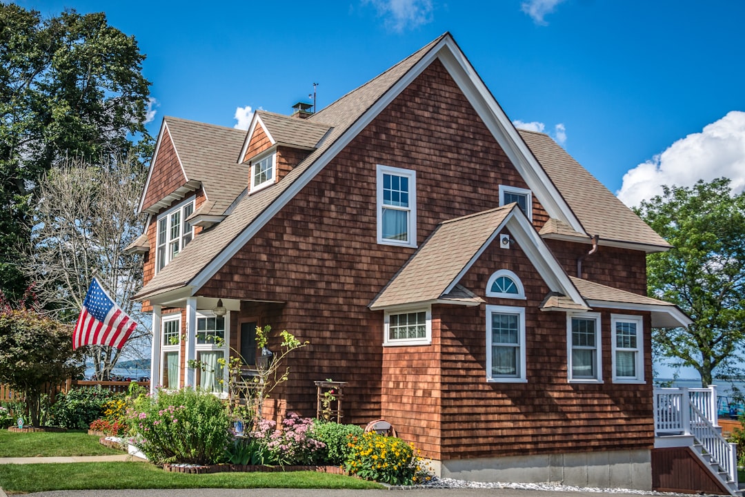 5338bfd7832a45ffa1e5f0d52d71cde2 brown brick house with green plants and trees