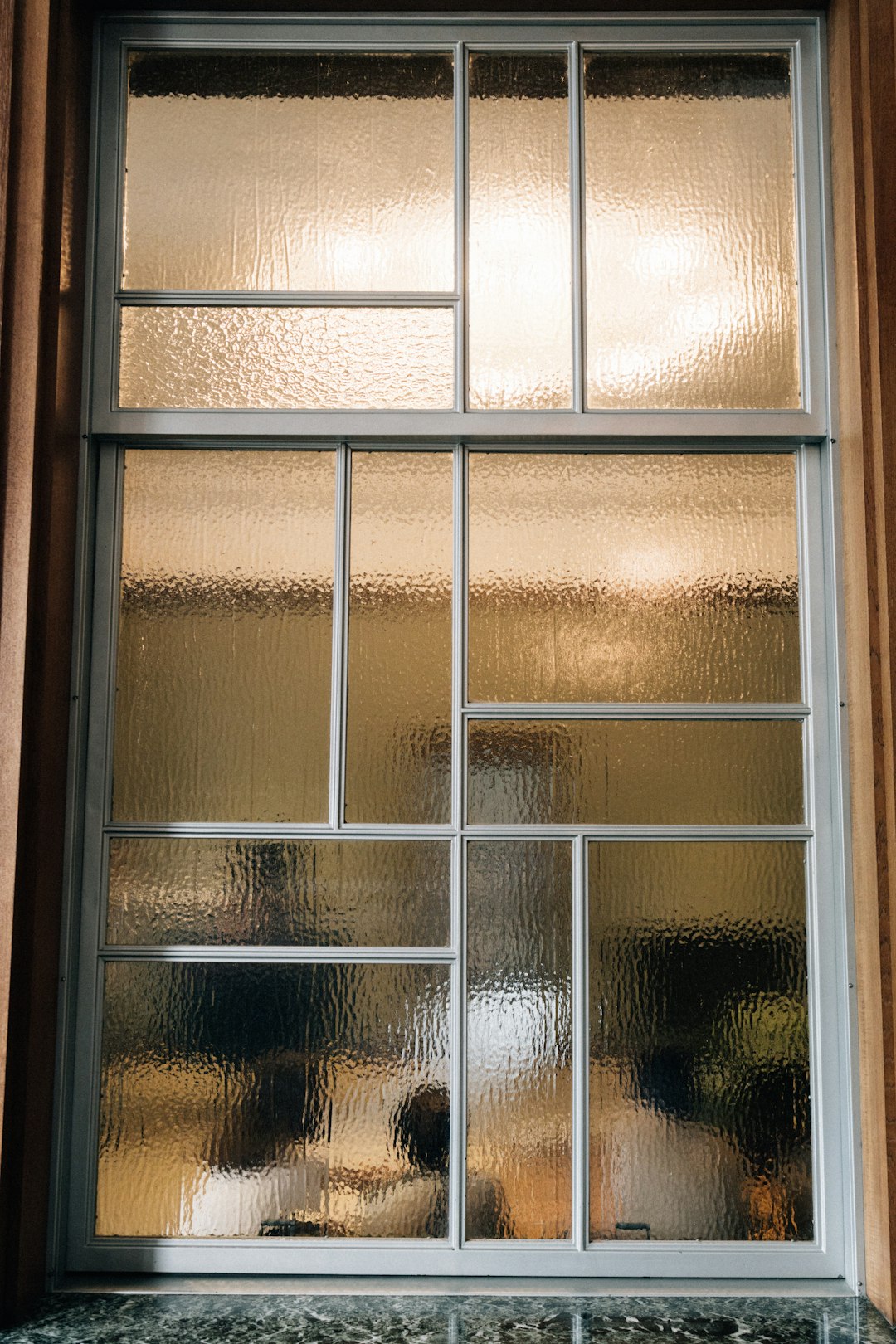 5492f32b55ba44ef816c9046f78e12f5 Frosted glass window with geometric panes and rectangular panes.