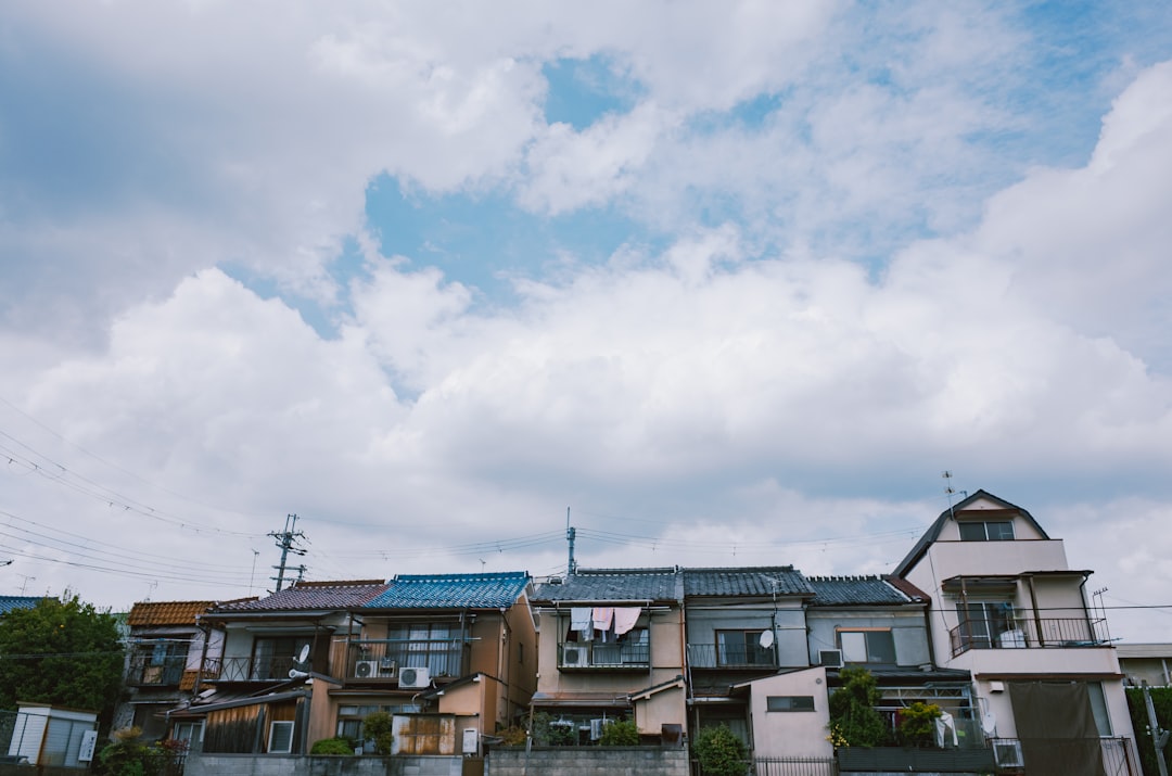 560f77a58fb7405586d4640e7ac8b31b Row of houses under a cloudy sky