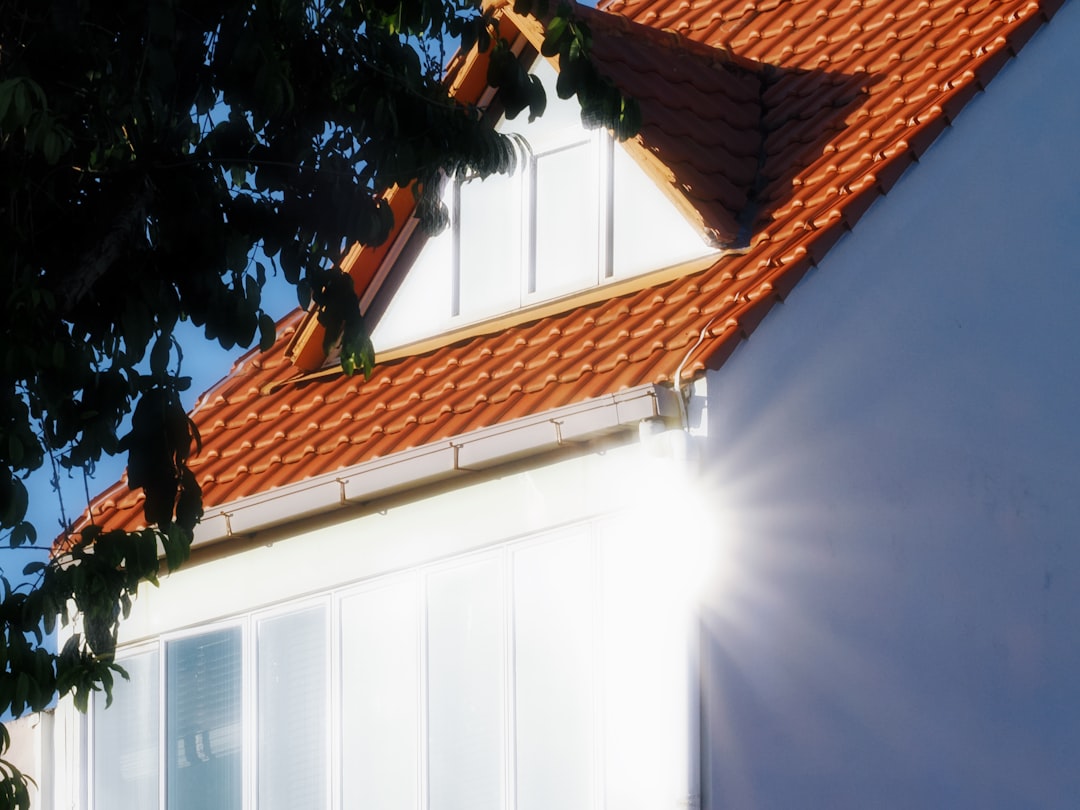 592072906bbe4e3da470884fad1bbc2d Sunlight glinting off a white wall of a house