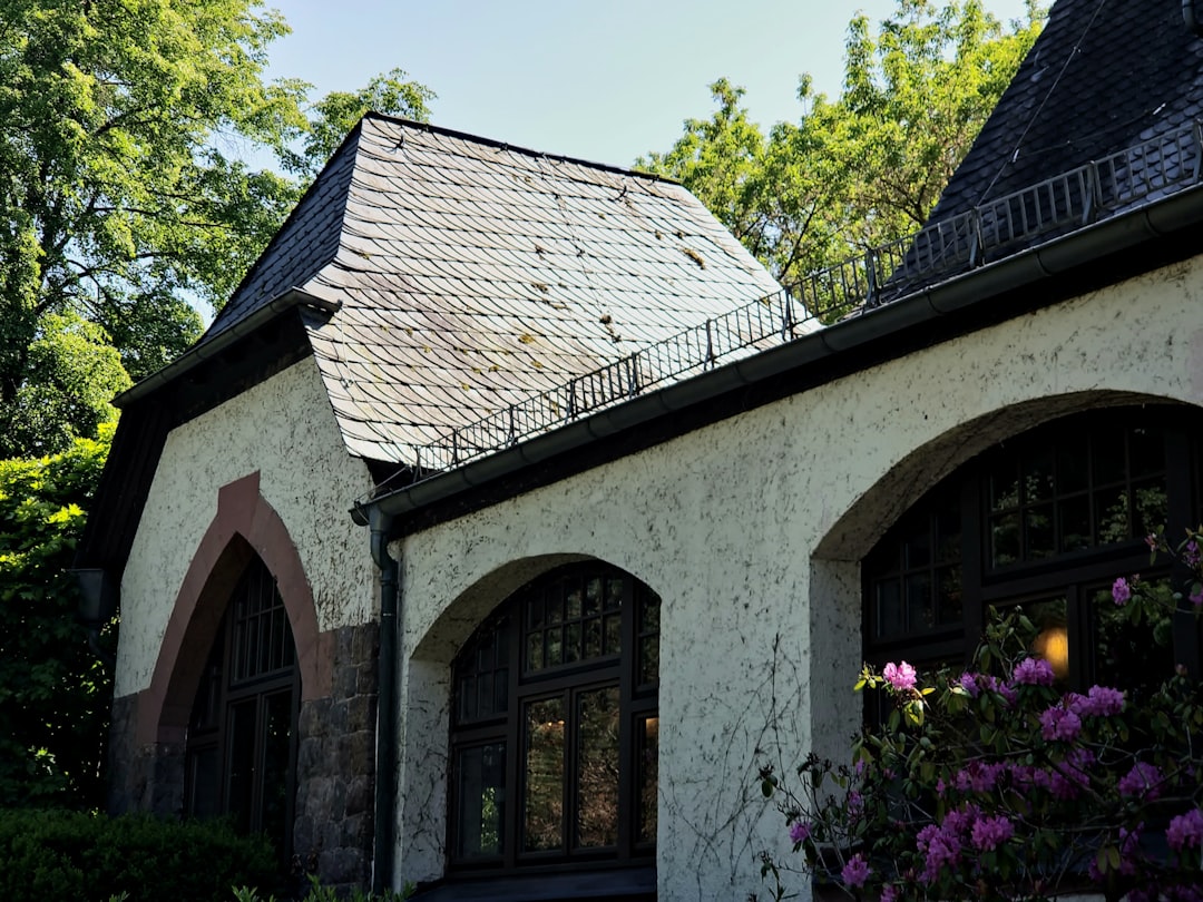 6cd1785e557145d6bcb83259a8ee9fac a white house with a black roof and windows