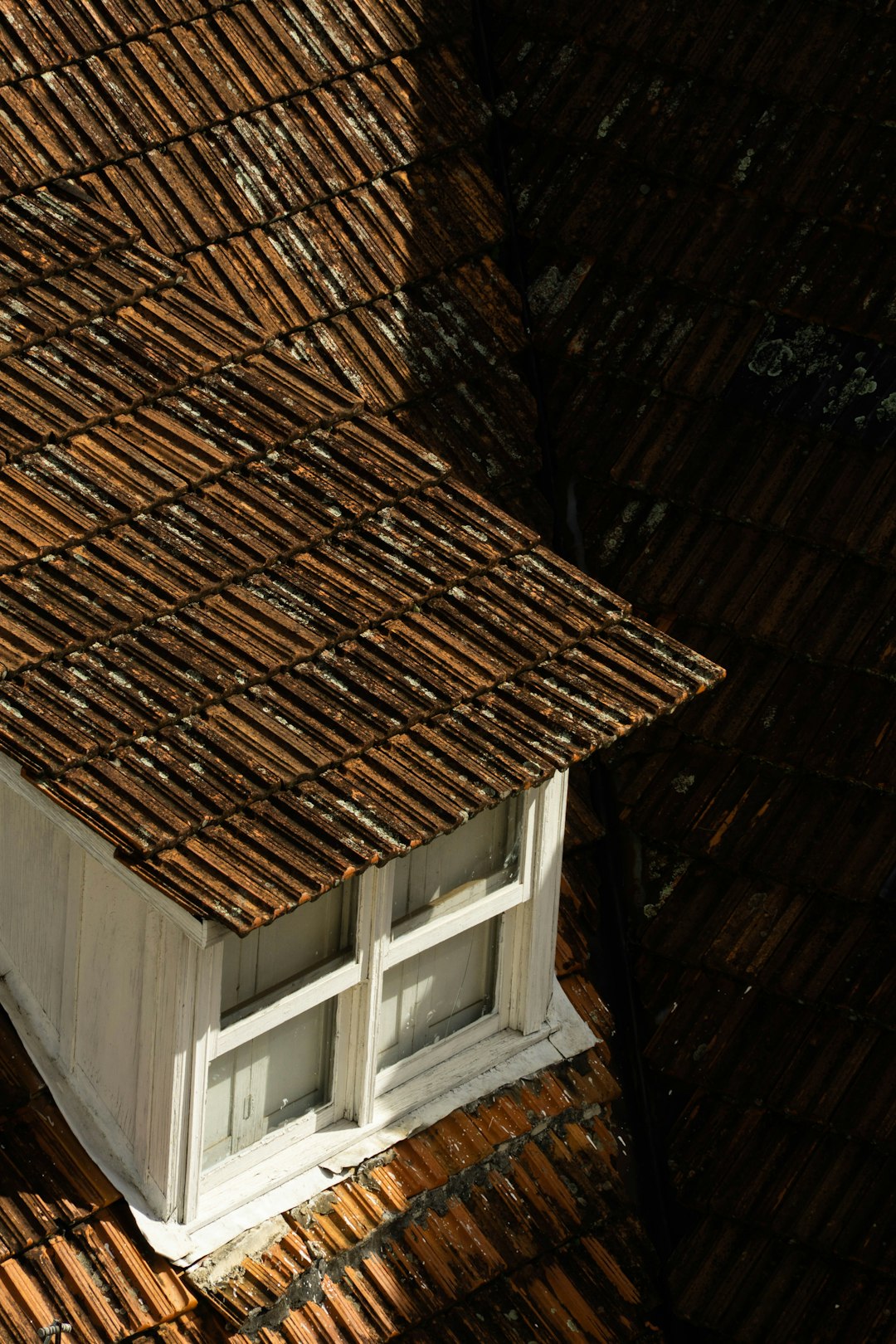 81ab53e091f2497aaa2b4a2c205ccd1b brown roof near white wooden window