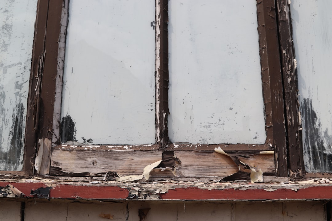 8209481aa66f4f9fb7eb667be037d0fc Damaged window frame with peeling paint