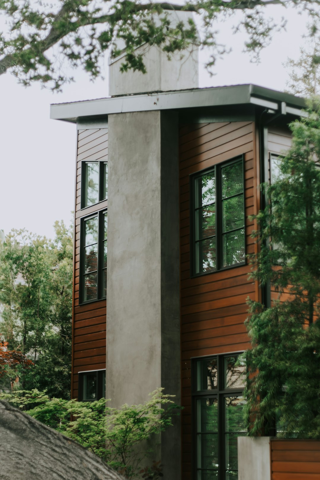 86eda86705ab49dd916c88254001b1b1 Modern house with wooden siding and large windows