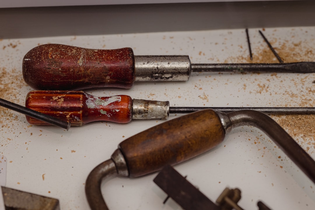 87145f0179ca4992b851d8e9ec65ea40 a bunch of tools that are on a table