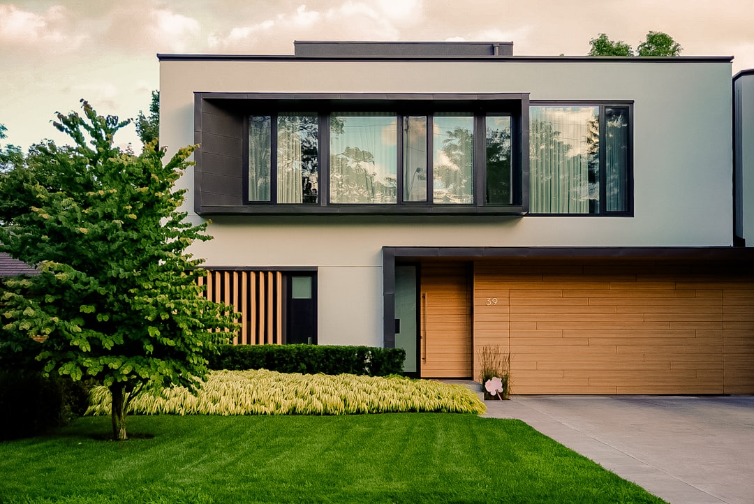 921ccab903a6466fbee187108c86e300 a house with a tree in front of it