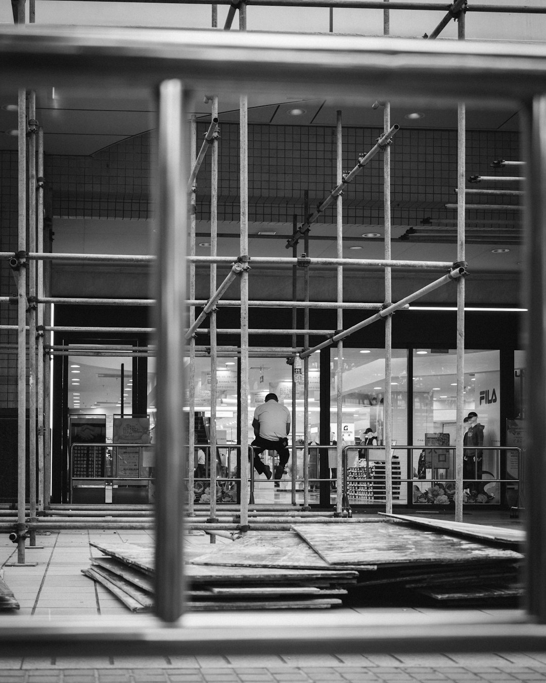 c323e12a2eab4e94816f29d005898631 a black and white photo of a construction site