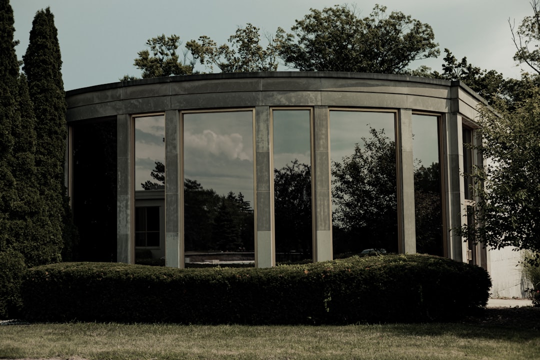 e1327eef90df4758bfdce0c13618ed4b a building with many windows