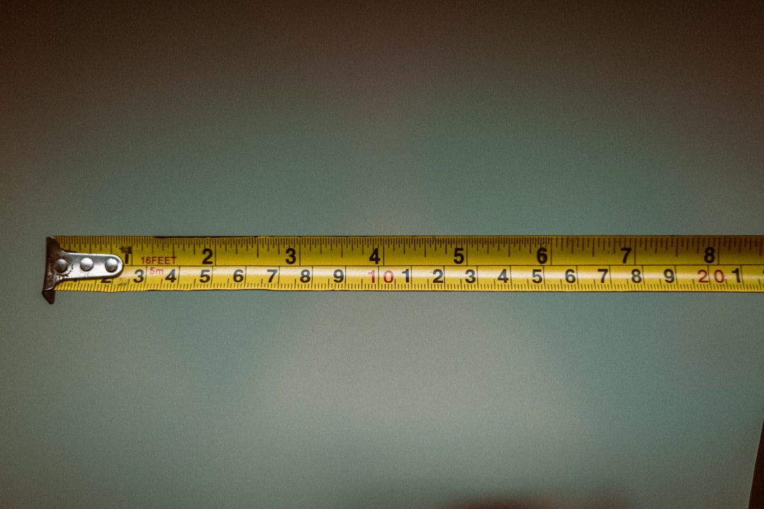 f424ca643924408c99fe452bb33bc533 a person holding a tape measure in their hand