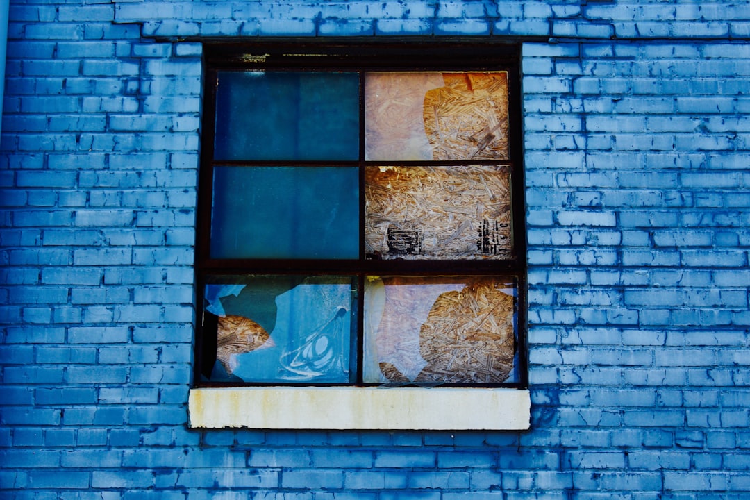 5dd8ee426eb34ebcb8d0be2b05e98710 black framed window
