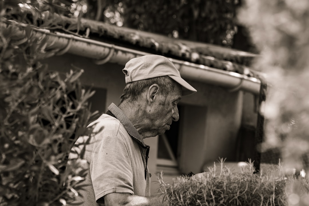 622b6439935942b39e830225e77f8696 a man looking at a tree