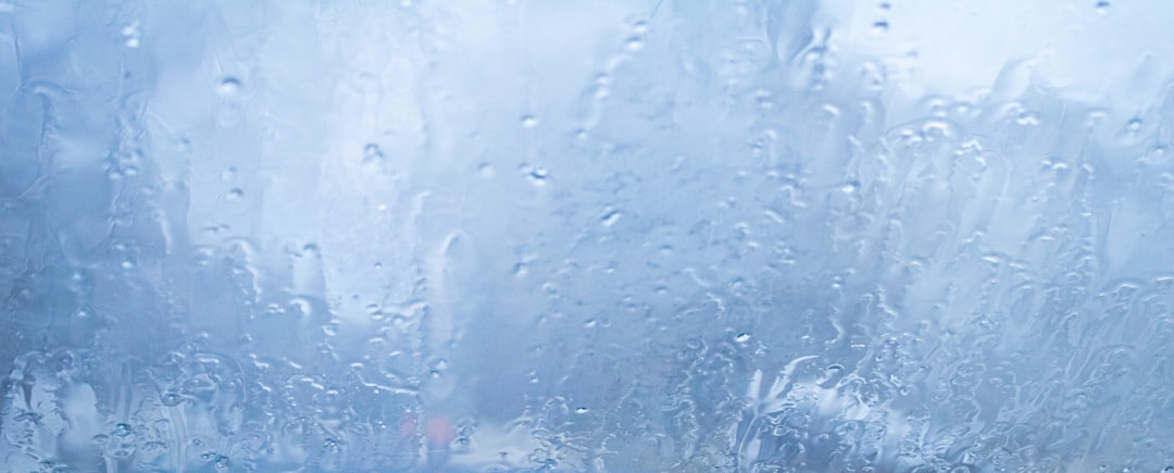 7f36dd6711814c0fbb5c06693221e453 Raindrops on a window with blurry background