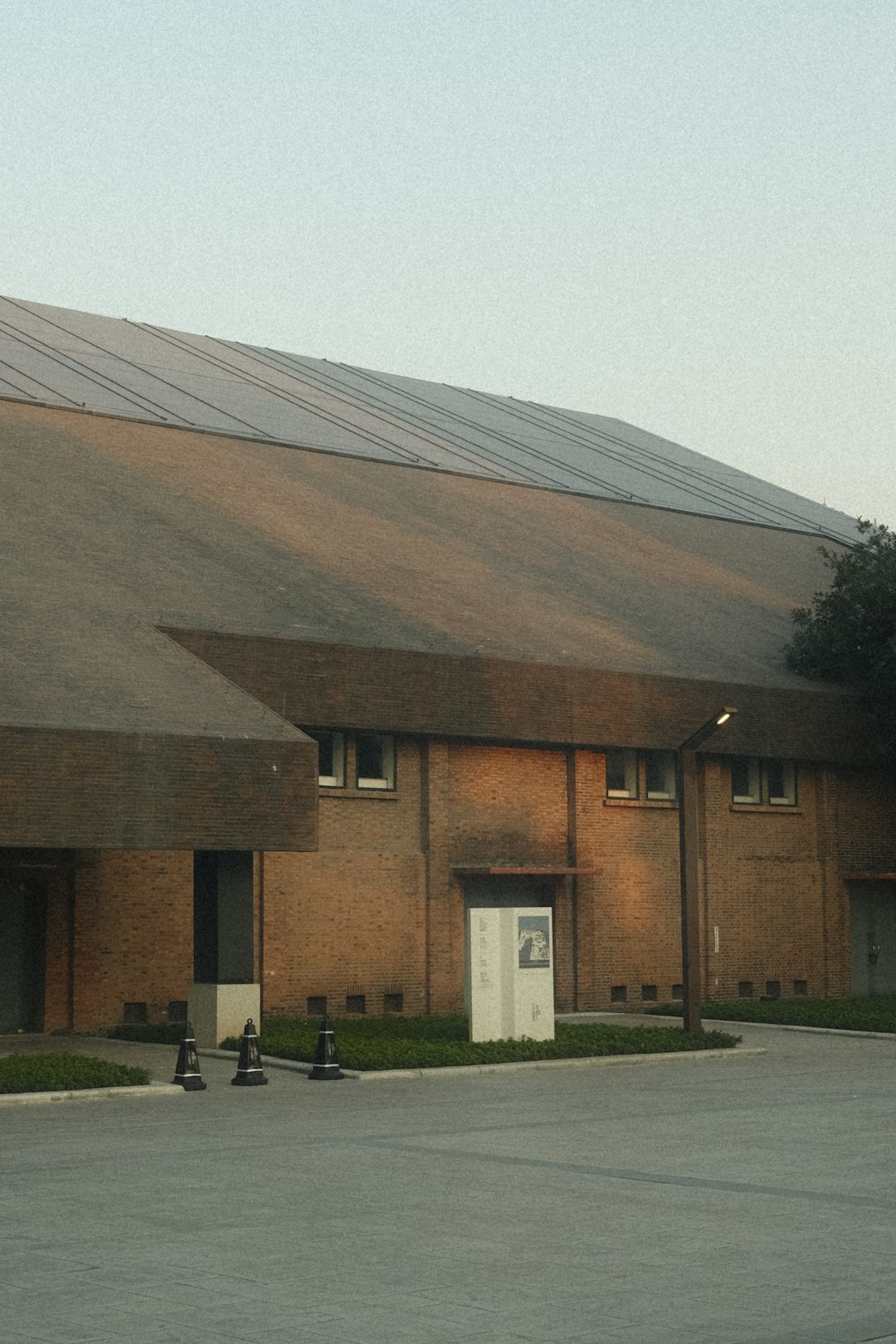 bffbf949762545a7b0f70191fd691492 Large building with solar panels on roof