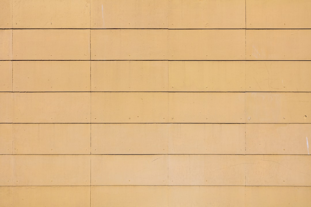 dccdaa27a2e748afba948762cd18ebc4 white concrete wall during daytime